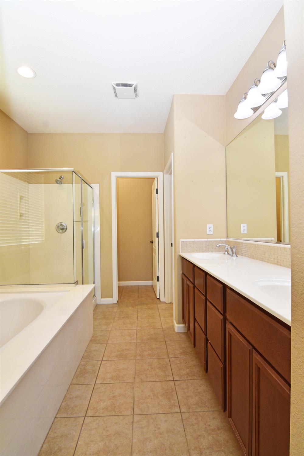 2000 Thomas Taylor Dr, Hughson, CA 95326