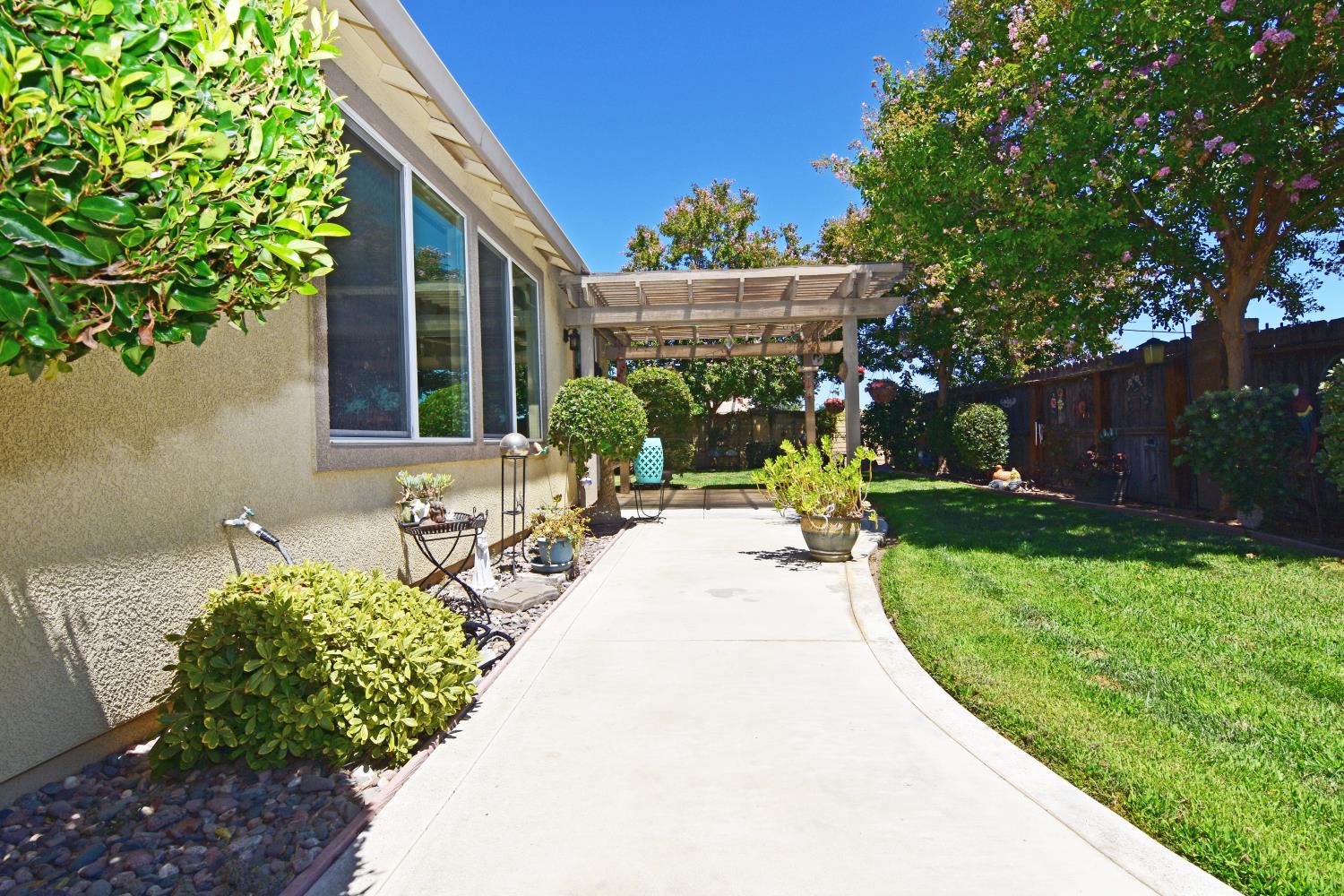 2000 Thomas Taylor Dr, Hughson, CA 95326