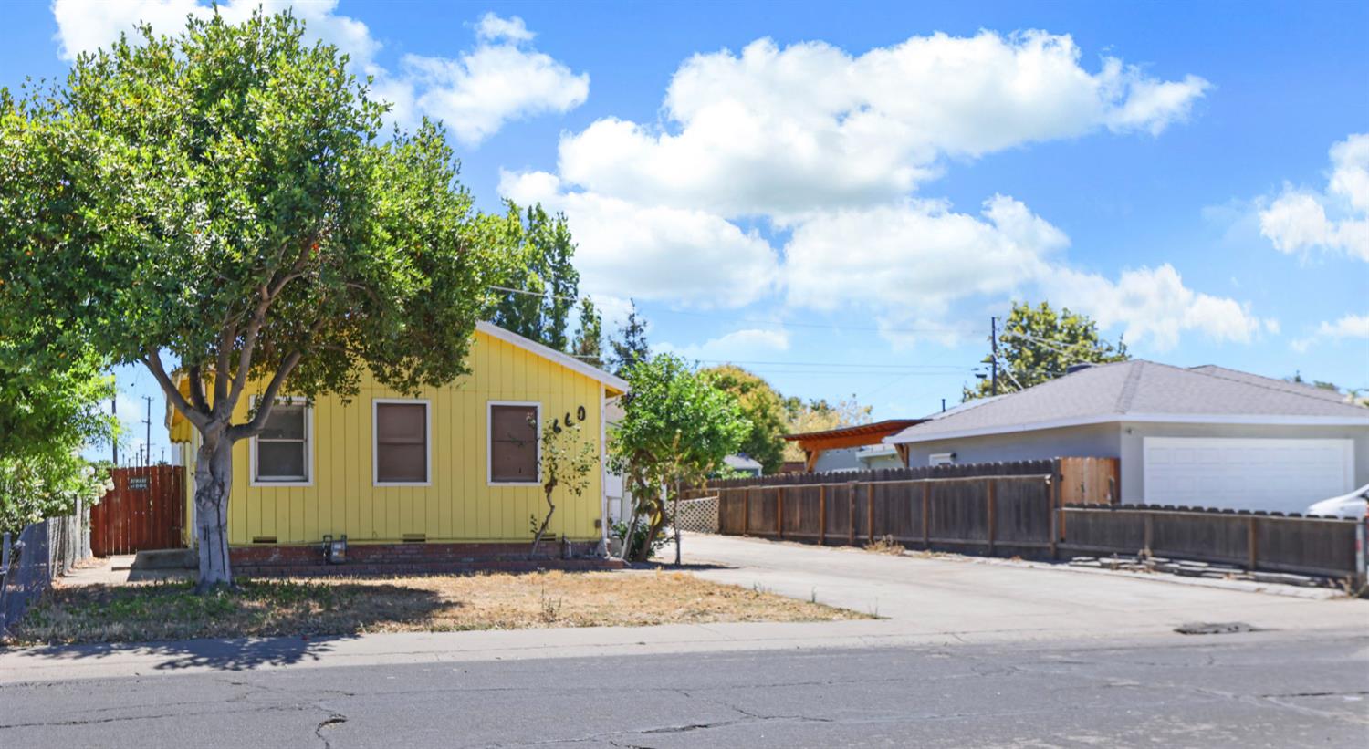 660 E North St, Manteca, CA 95336