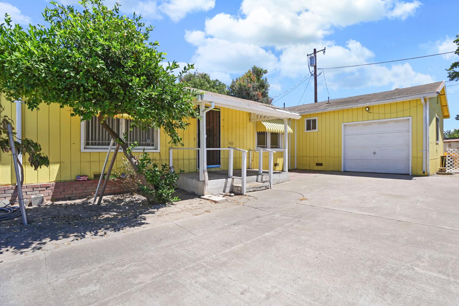 660 E North St, Manteca, CA 95336