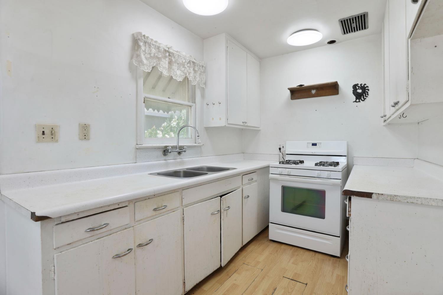 660 E North St, Manteca, CA 95336