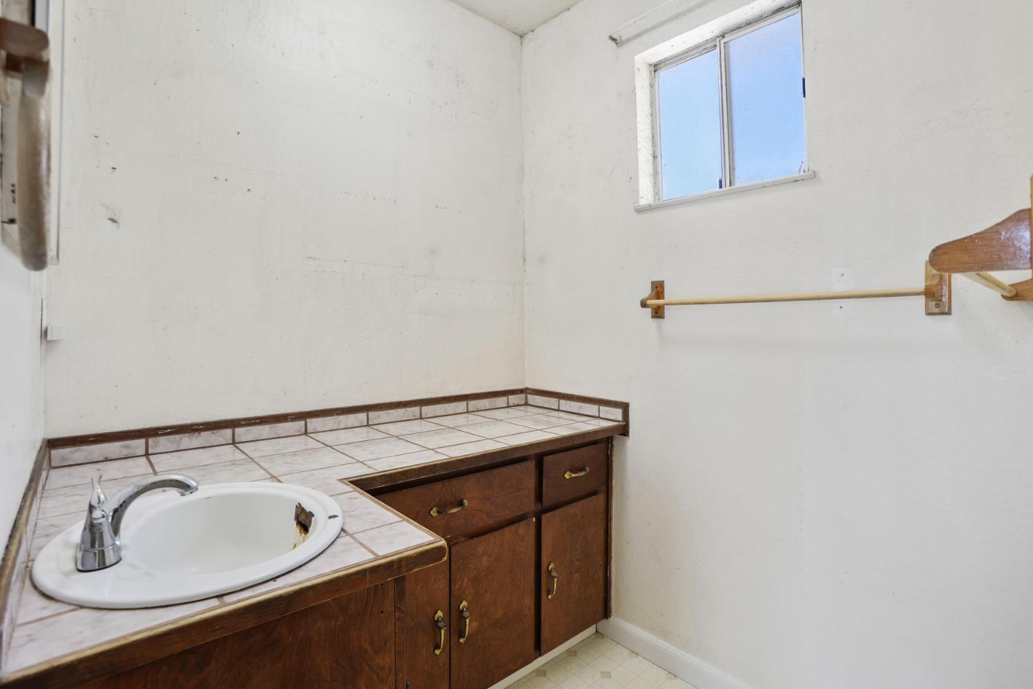 660 E North St, Manteca, CA 95336