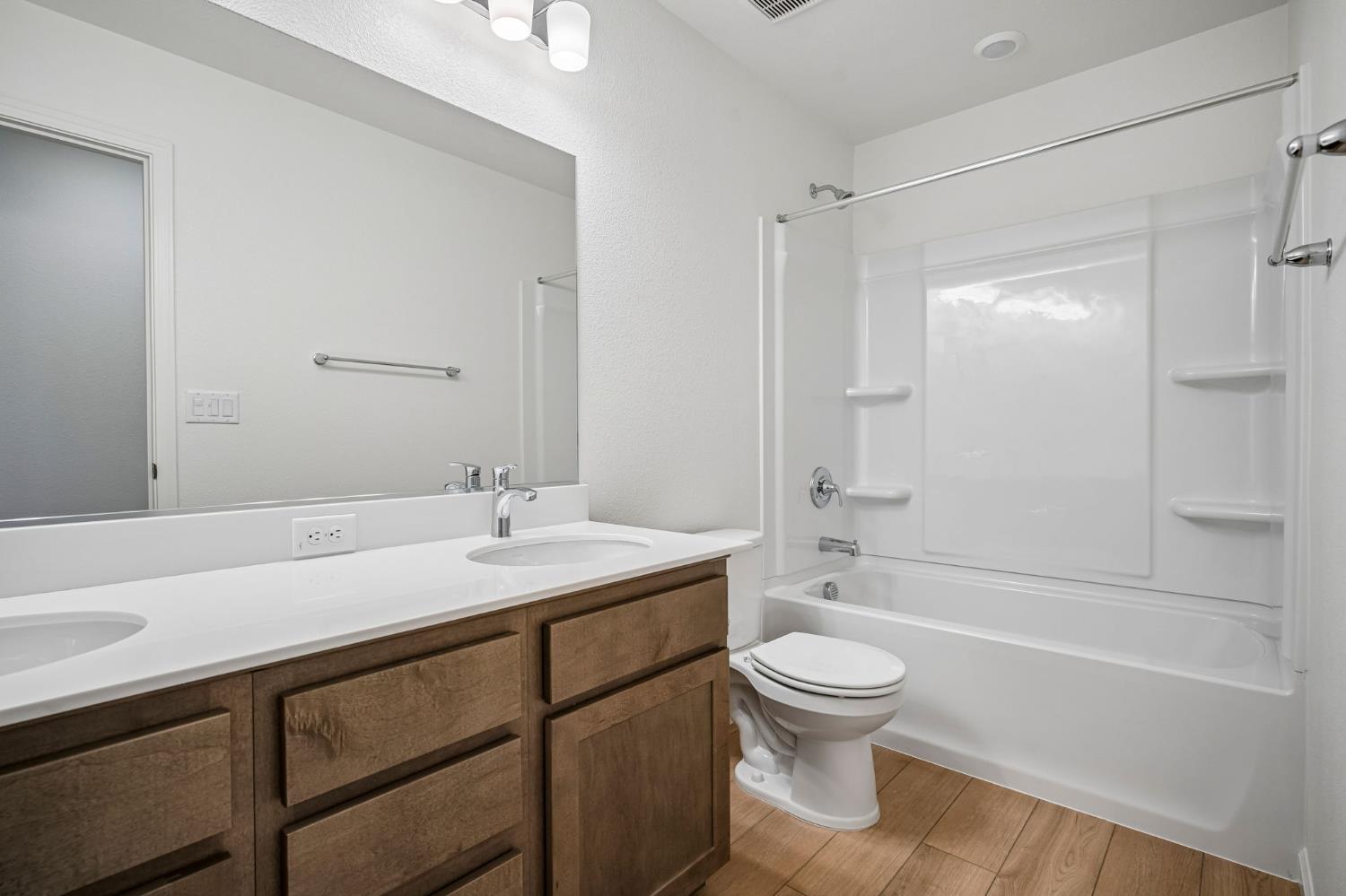 2612 Coopers Hawk Ln, Modesto, CA 95357
