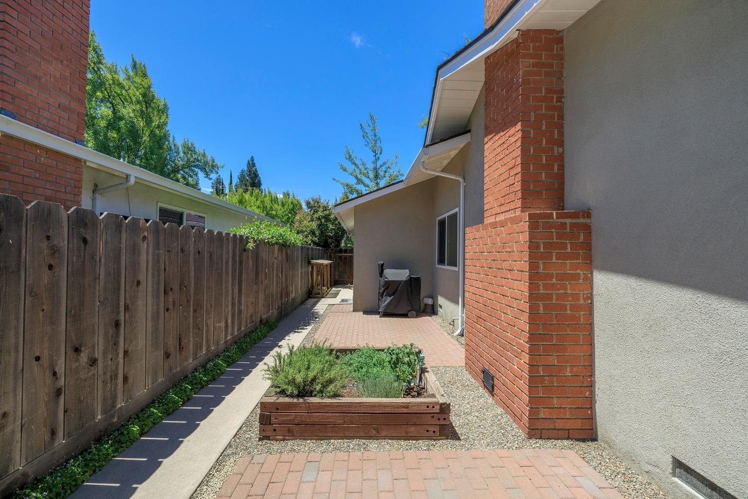 1610 Teakwood Dr, Modesto, CA 95350