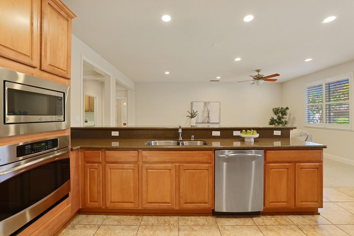 2314 Shadow Berry Dr, Manteca, CA 95336