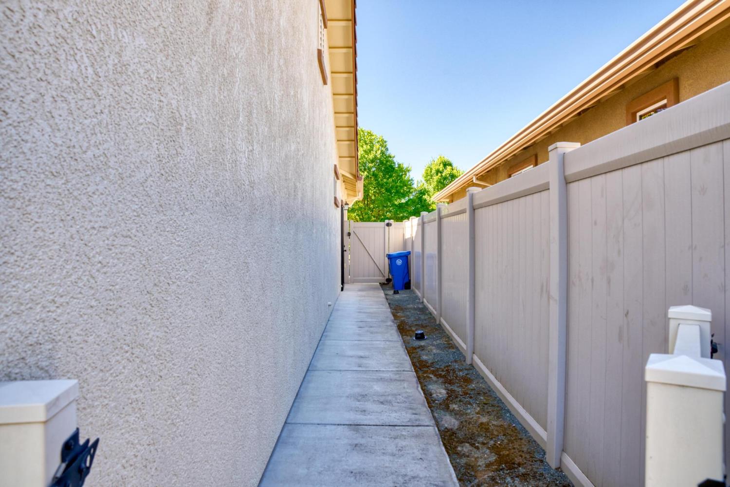 2314 Shadow Berry Dr, Manteca, CA 95336
