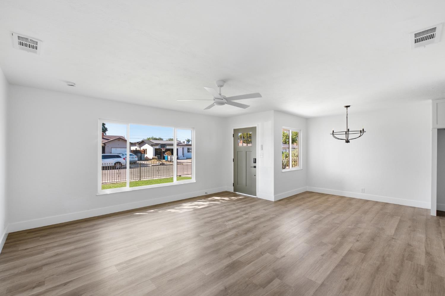 4056 E Brentwood Ave, Fresno, CA 93703
