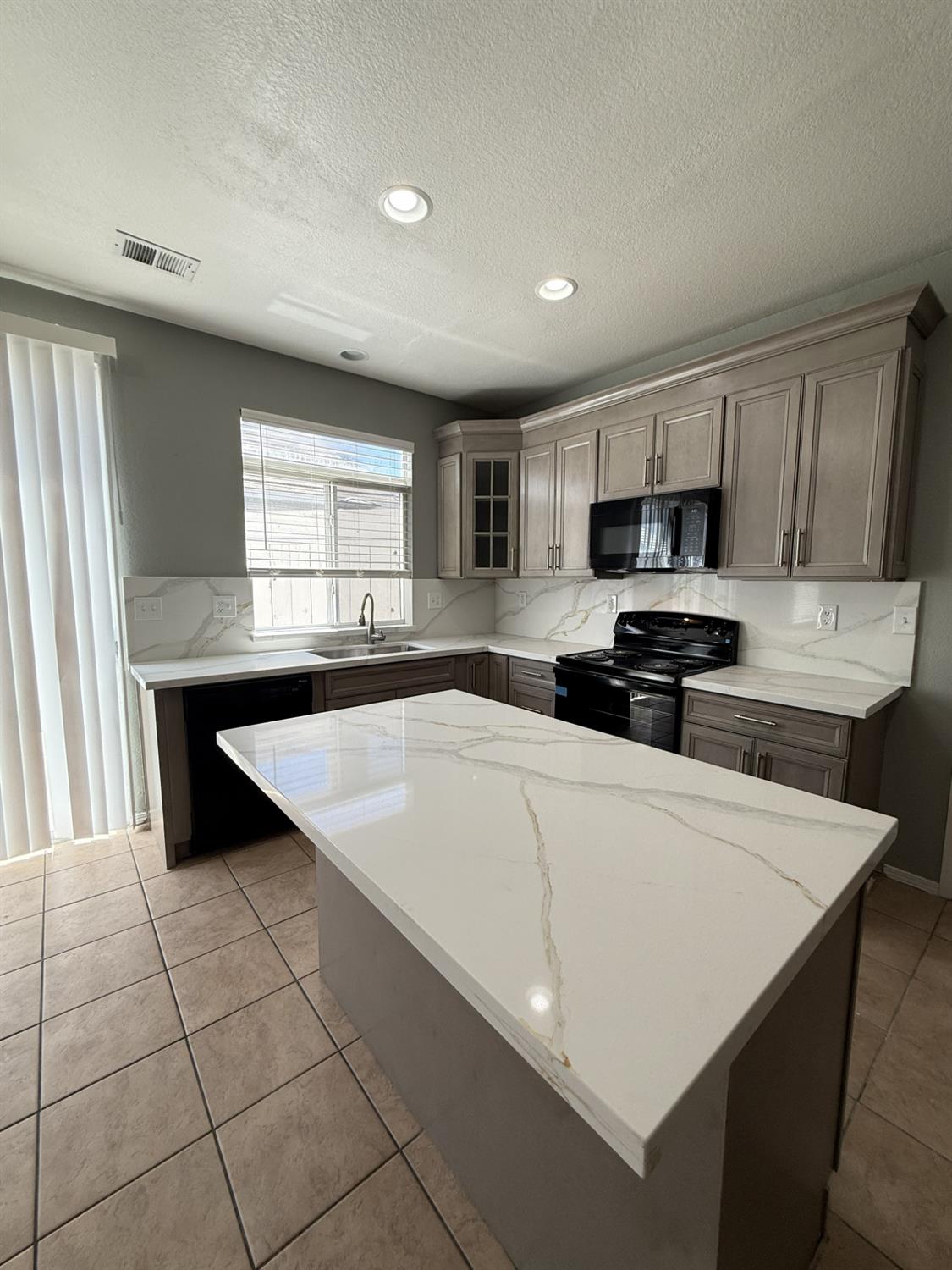 220 Cornerstone Way, Manteca, CA 95336