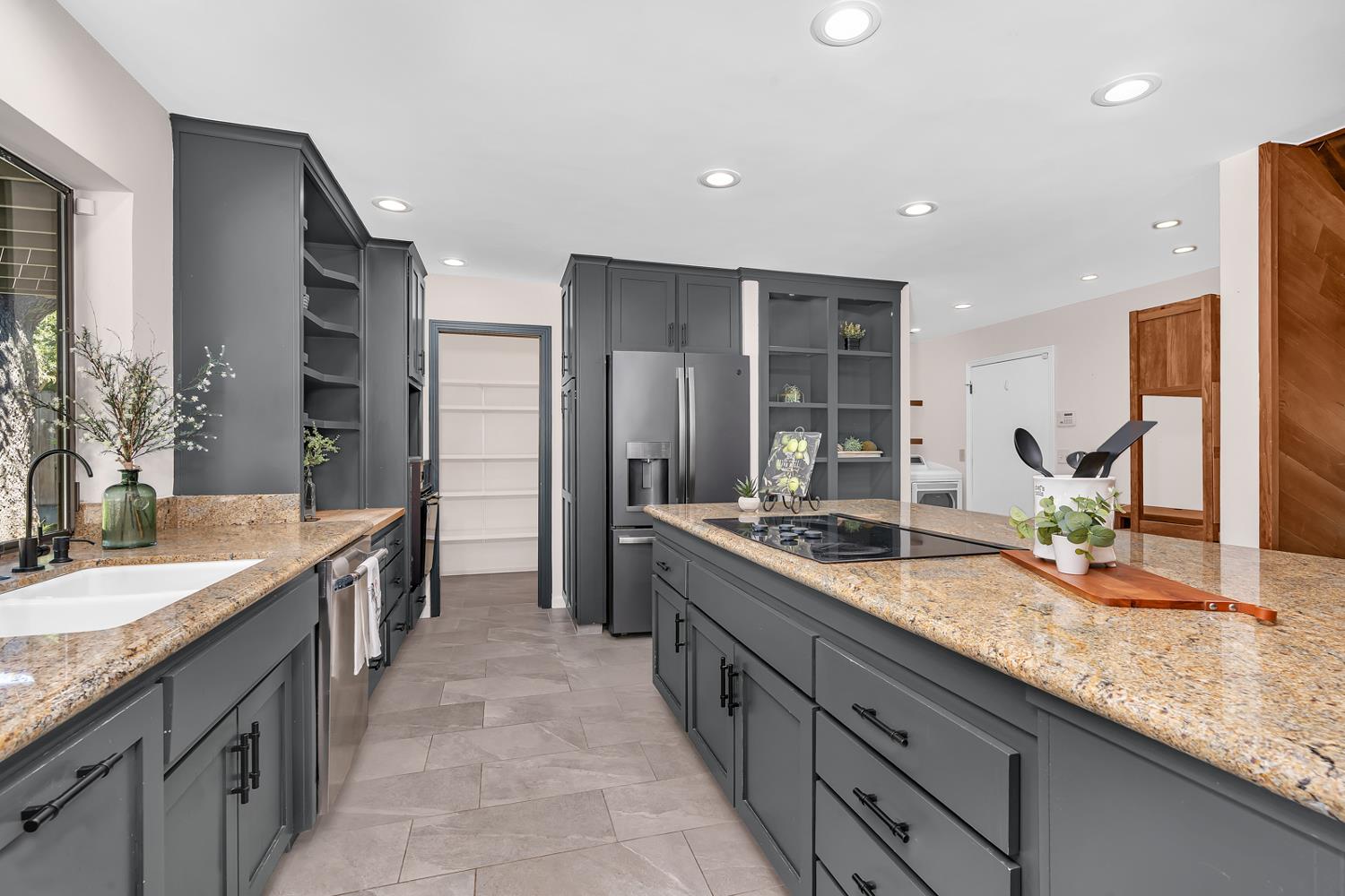 811 Monte Vista Ave, Los Banos, CA 93635
