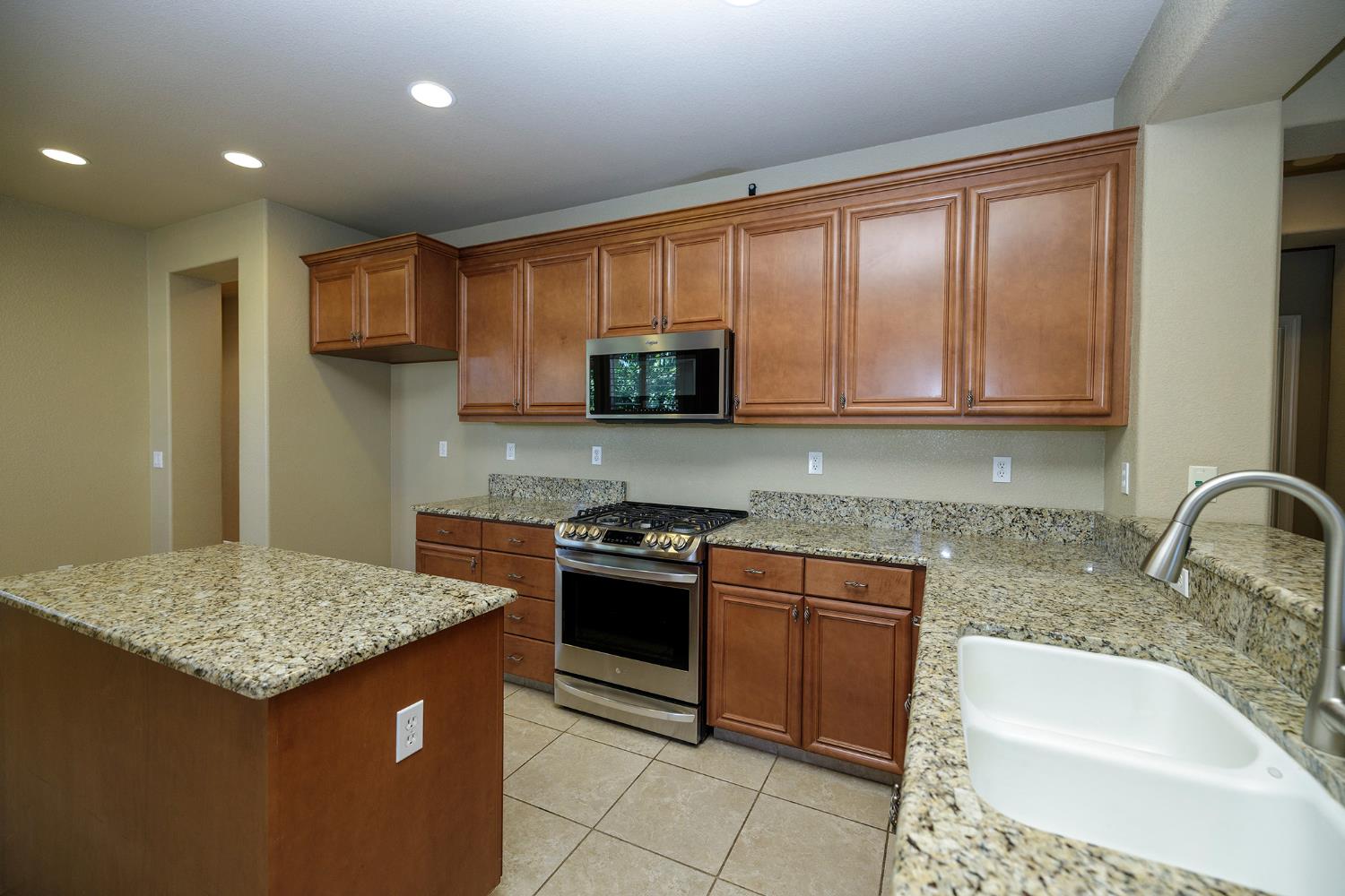 312 Merlot Dr, Oakdale, CA 95361