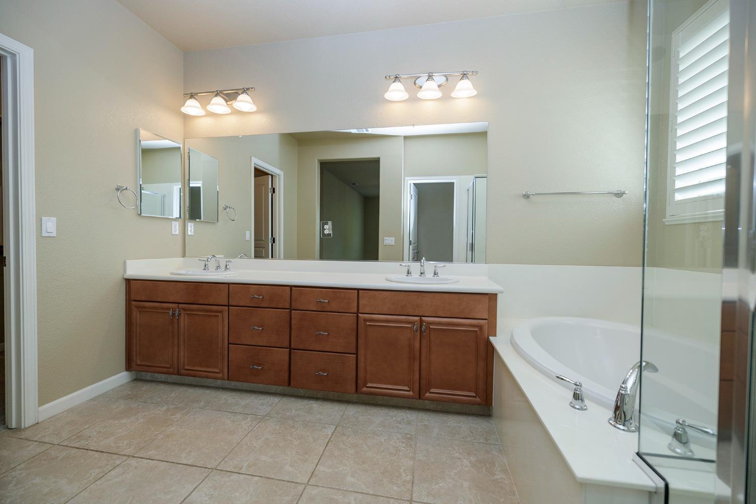 312 Merlot Dr, Oakdale, CA 95361