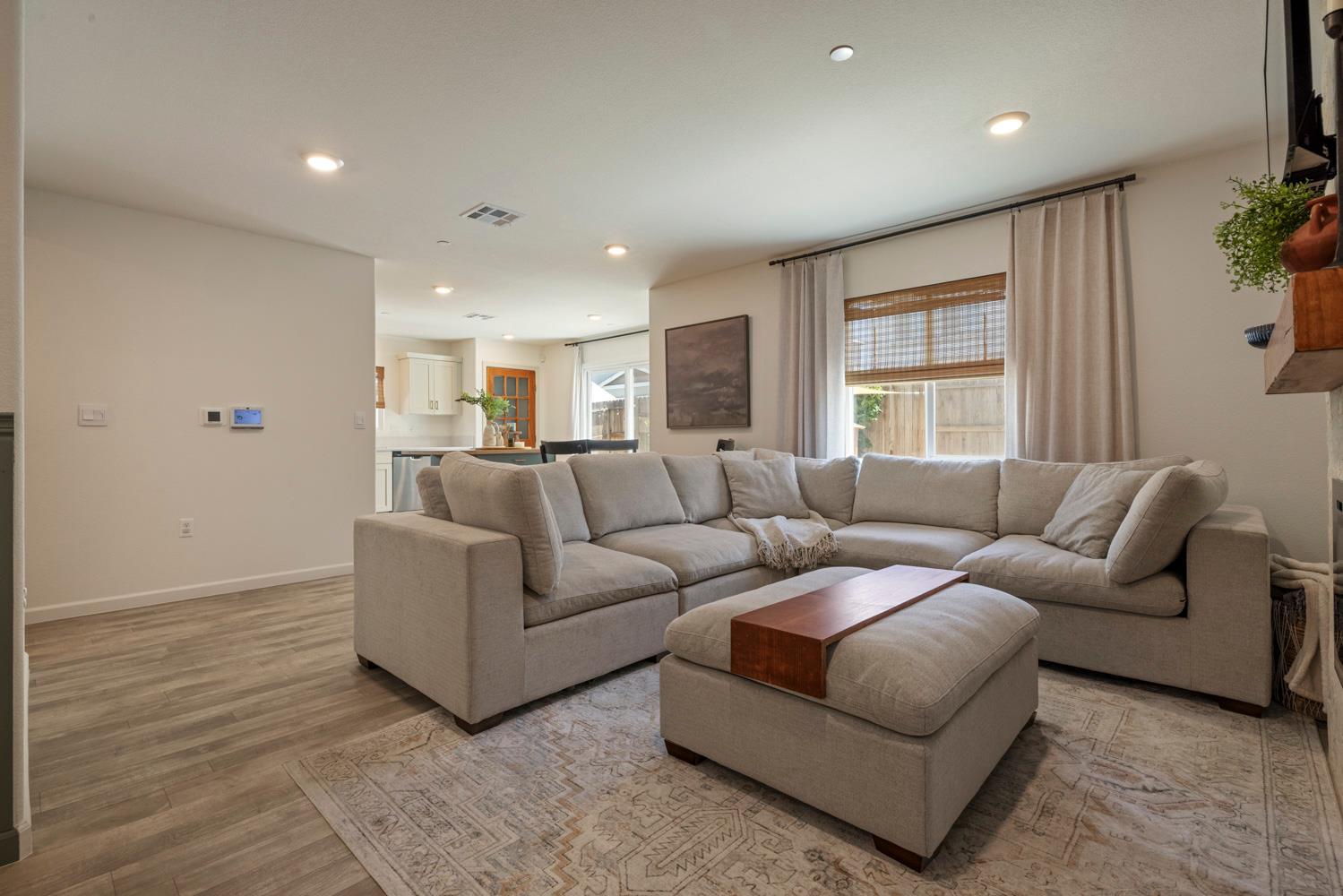 6422 Maple Leaf Ln, Riverbank, CA 95367