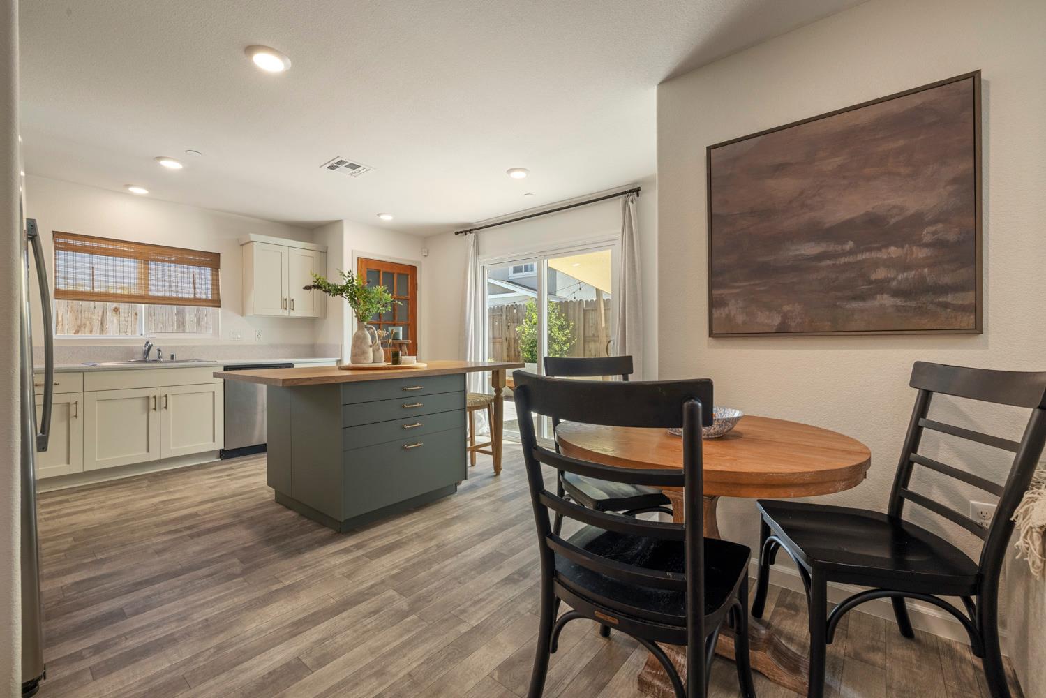 6422 Maple Leaf Ln, Riverbank, CA 95367