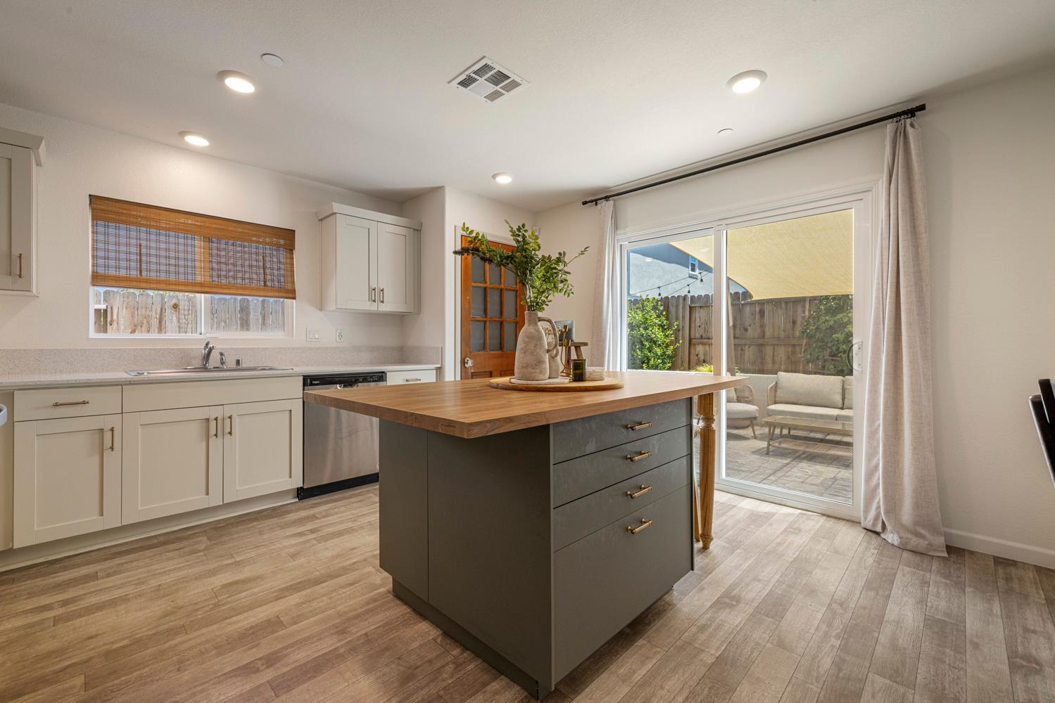 6422 Maple Leaf Ln, Riverbank, CA 95367