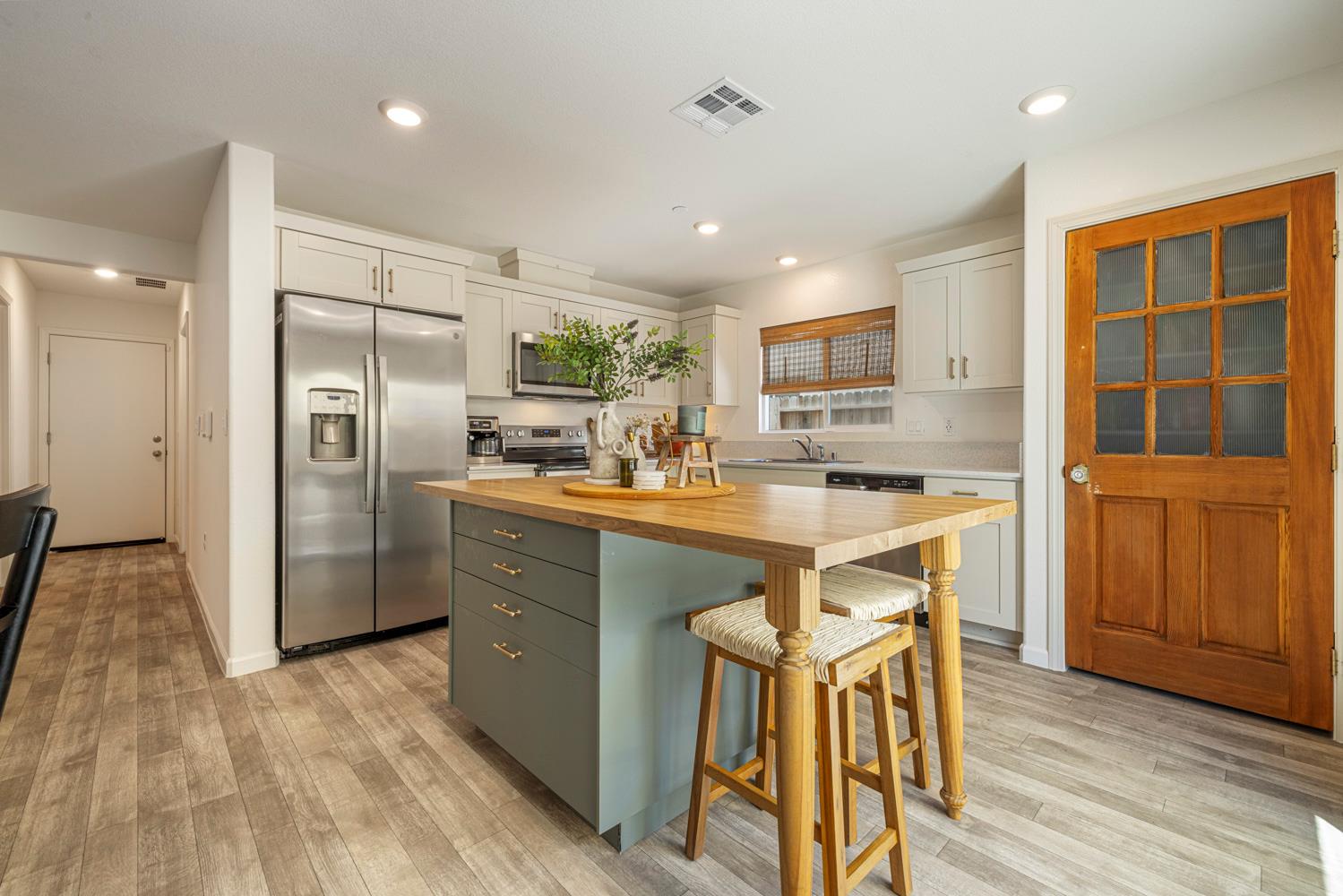 6422 Maple Leaf Ln, Riverbank, CA 95367