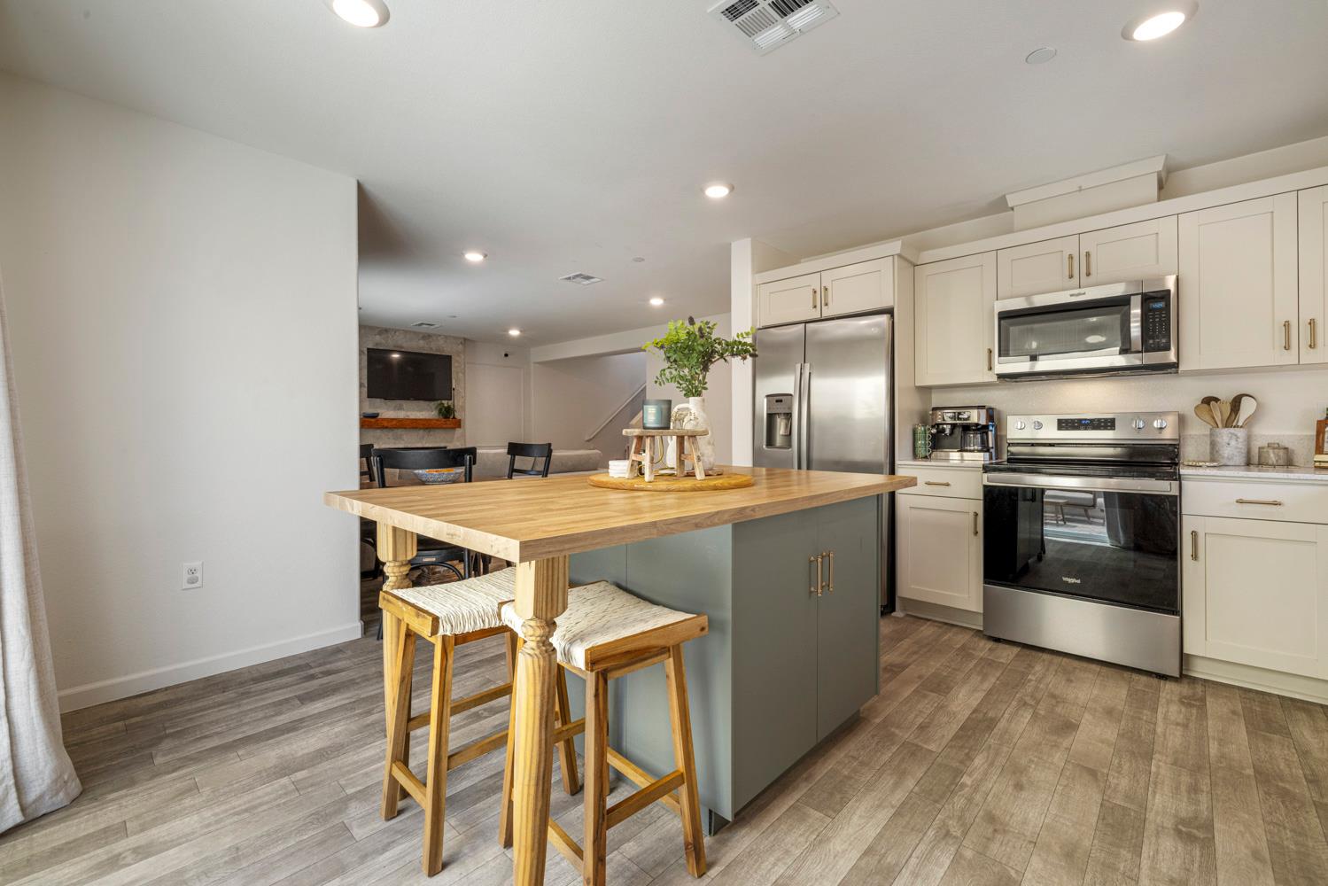 6422 Maple Leaf Ln, Riverbank, CA 95367