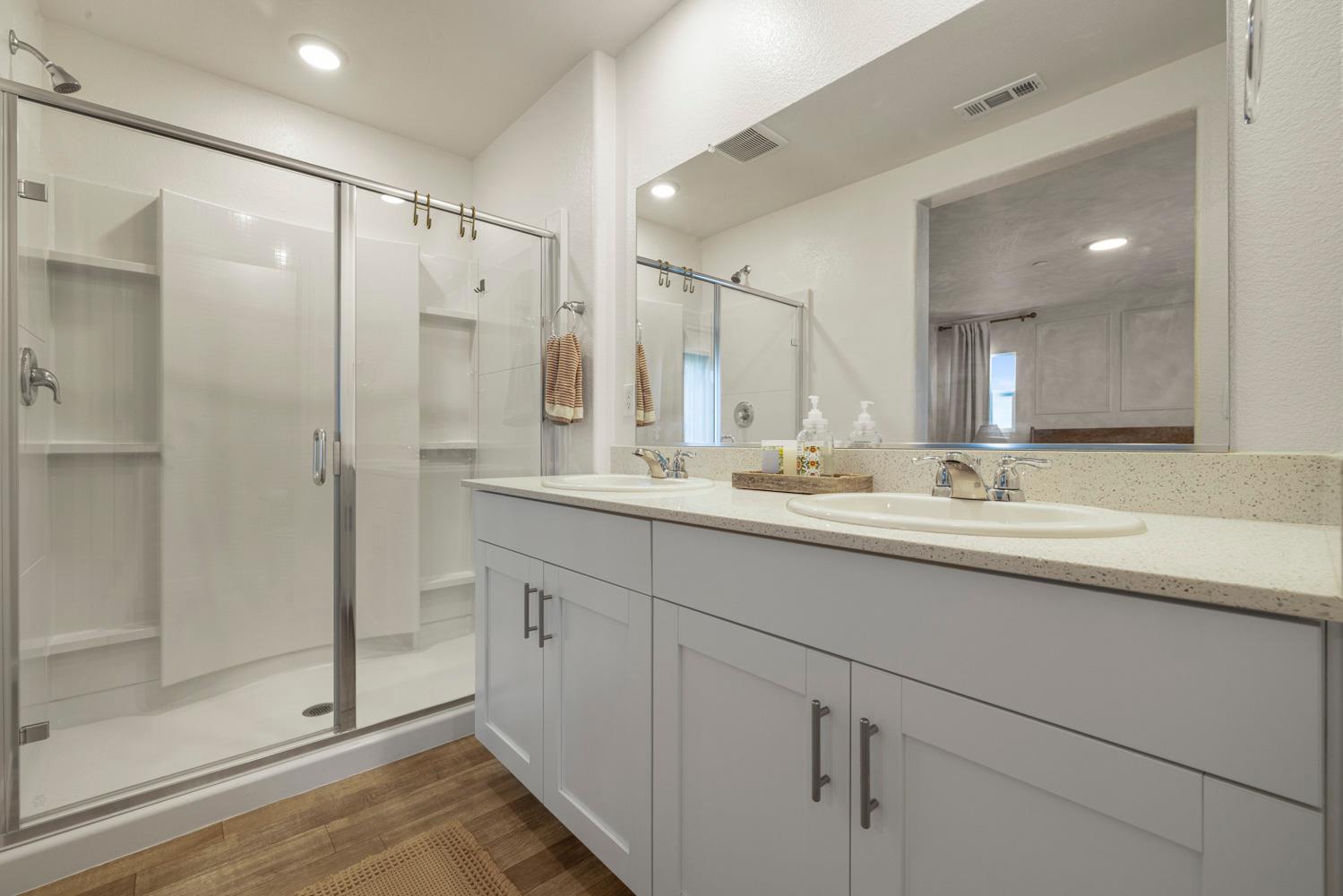 6422 Maple Leaf Ln, Riverbank, CA 95367