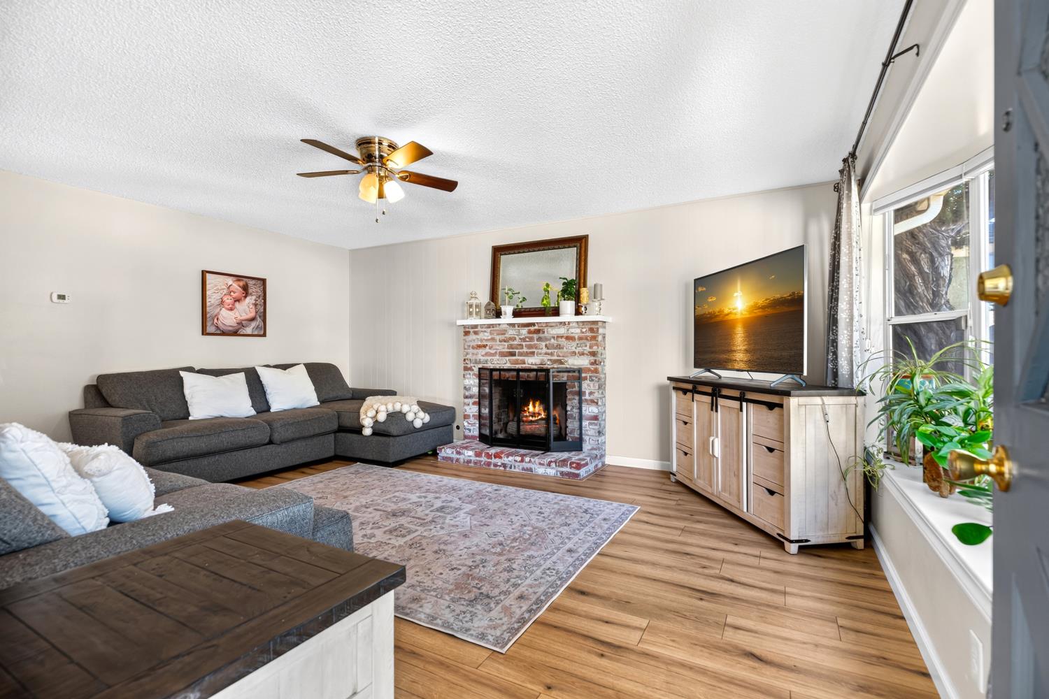 212 Eagle Ct, Modesto, CA 95350