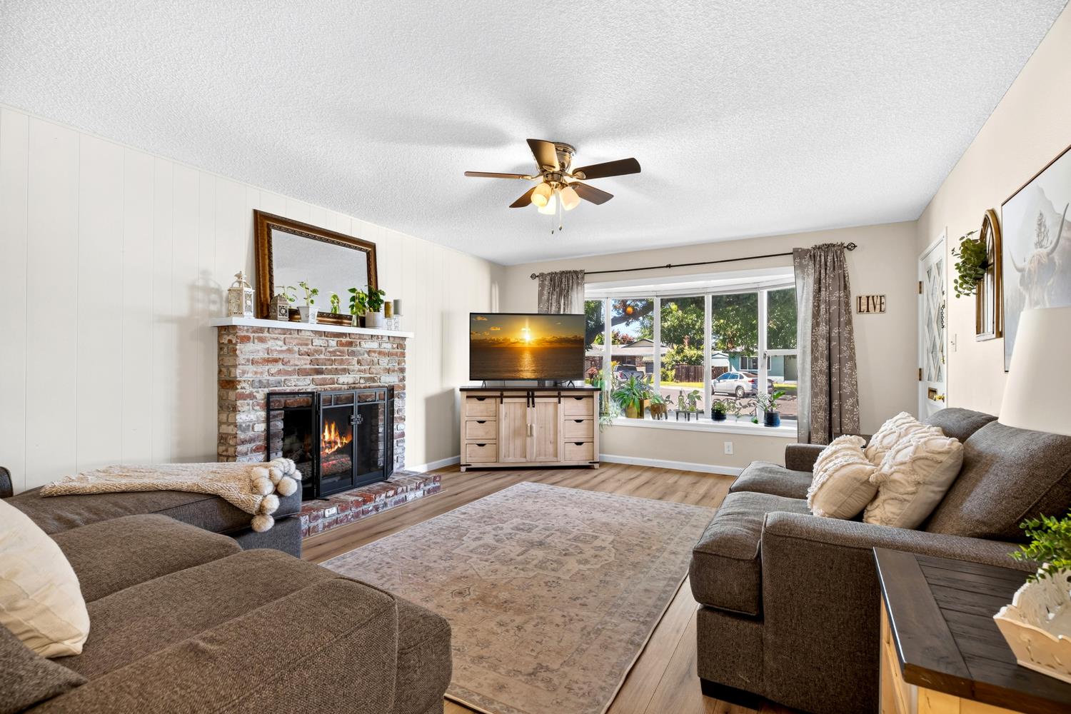 212 Eagle Ct, Modesto, CA 95350