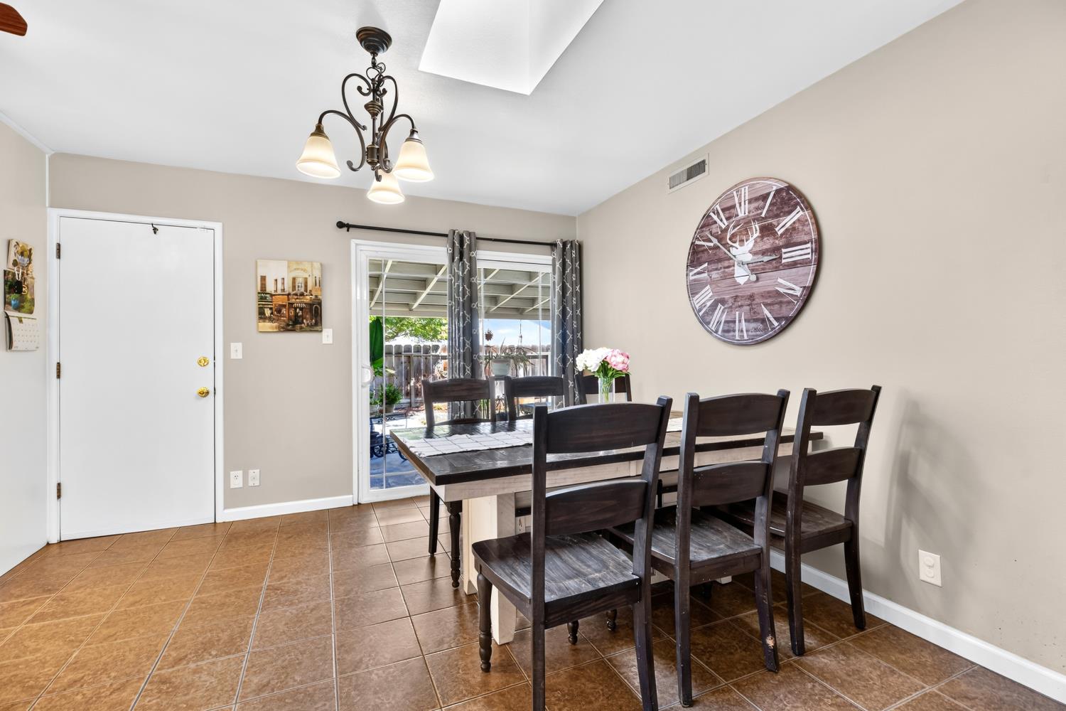 212 Eagle Ct, Modesto, CA 95350