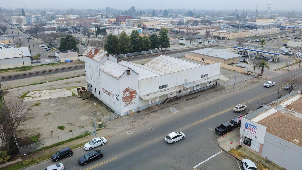 121 N Gateway Dr, Madera, CA 93637