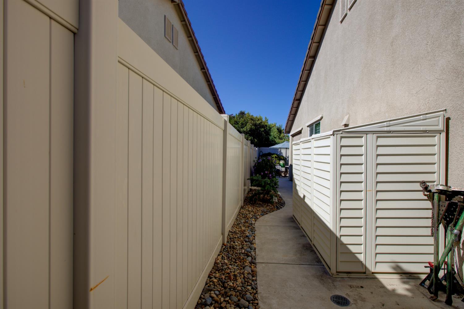 1390 Arbor Brook Dr, Manteca, CA 95336