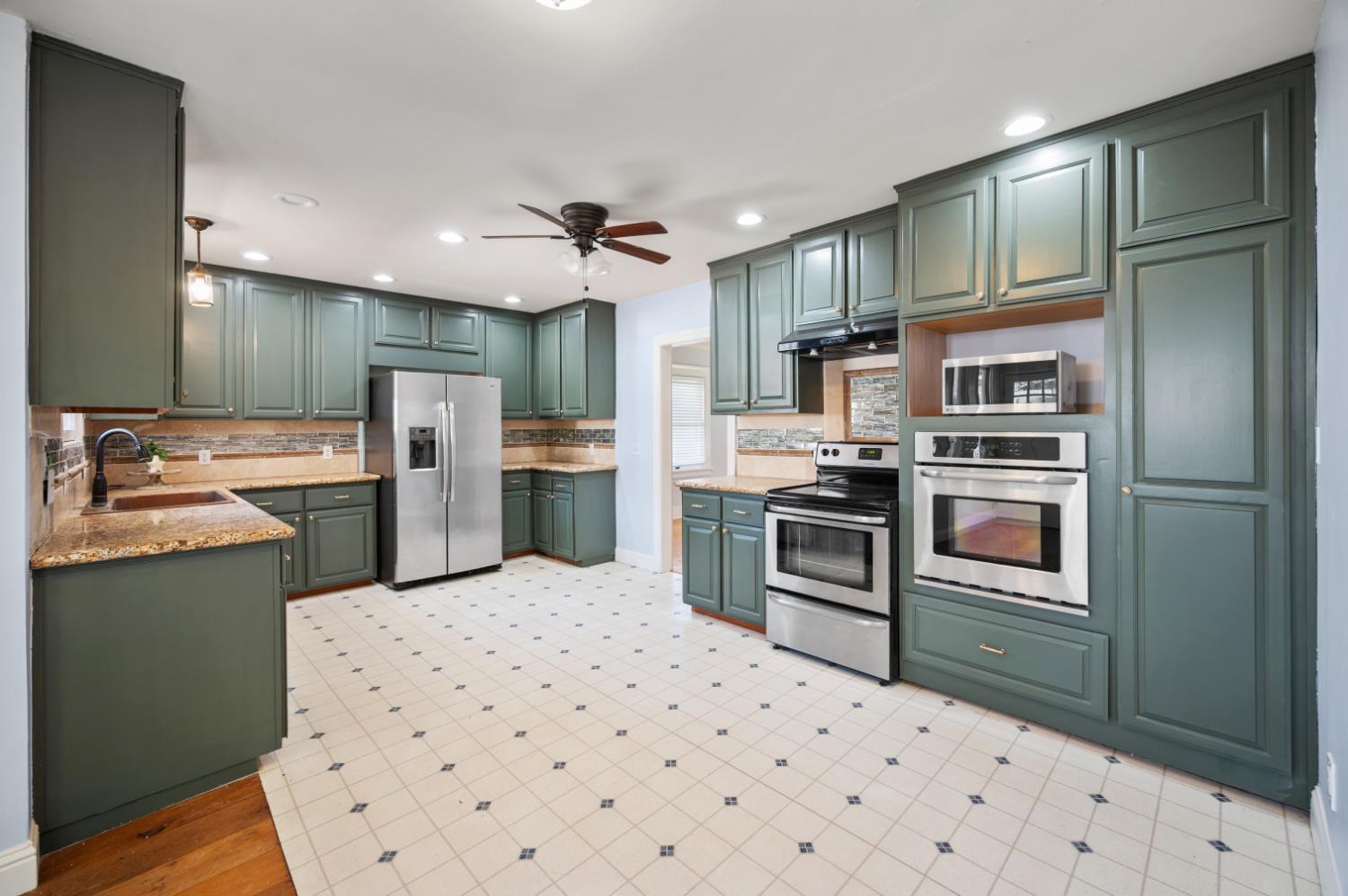 332 Laurel Ave, Oakdale, CA 95361