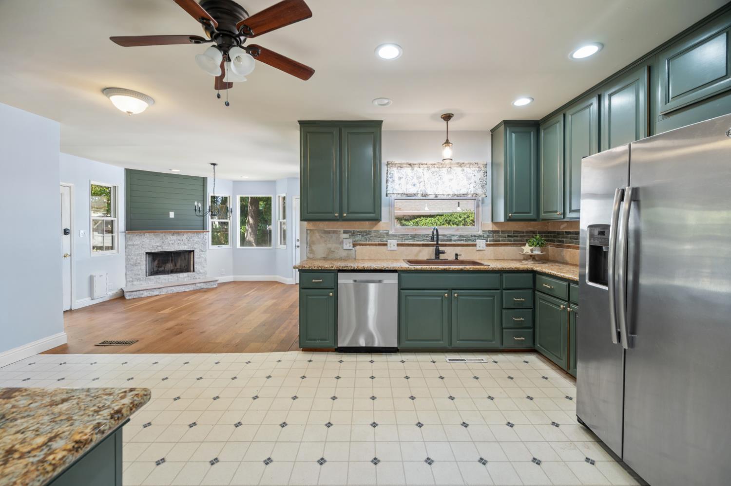 332 Laurel Ave, Oakdale, CA 95361