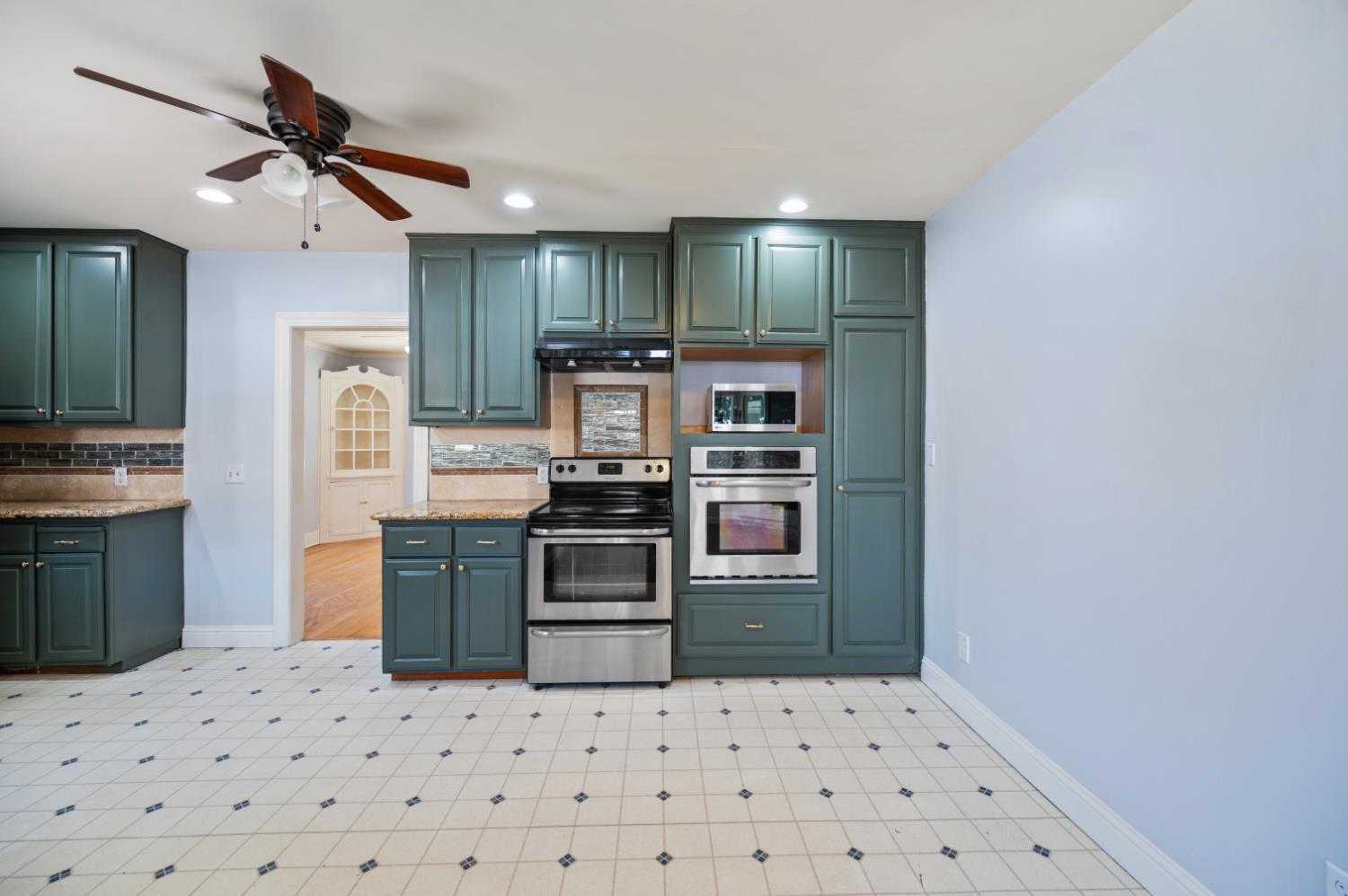 332 Laurel Ave, Oakdale, CA 95361