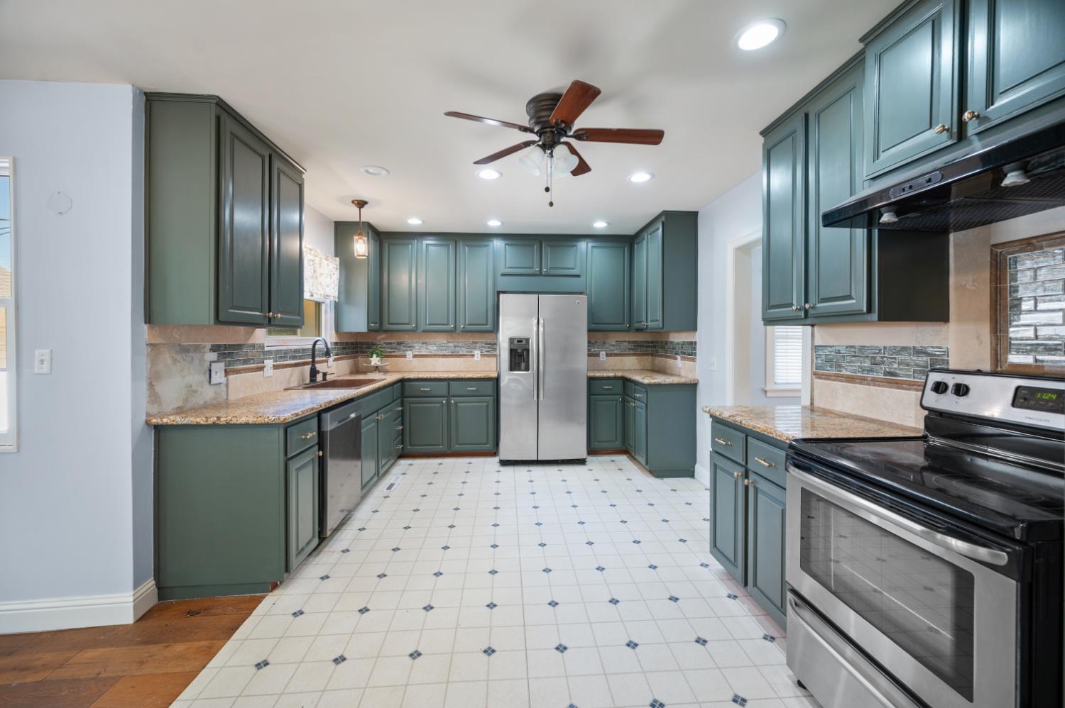 332 Laurel Ave, Oakdale, CA 95361