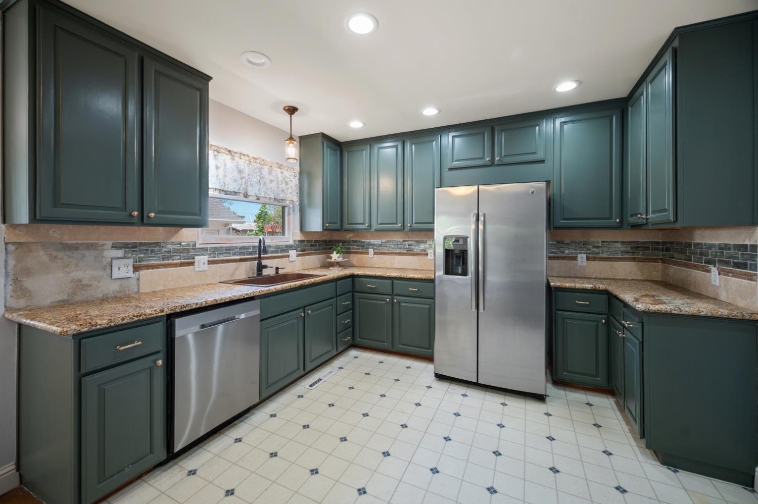 332 Laurel Ave, Oakdale, CA 95361