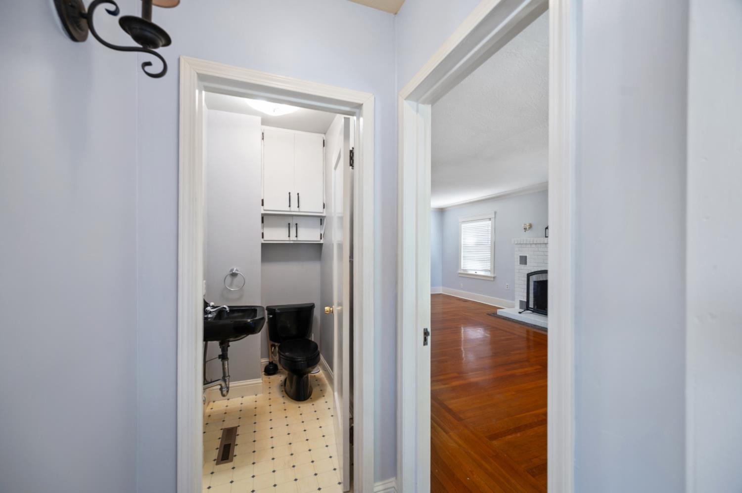 332 Laurel Ave, Oakdale, CA 95361