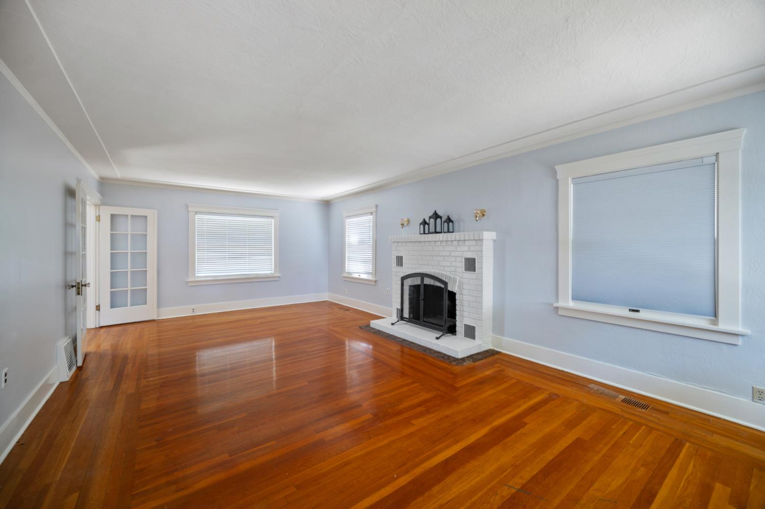 332 Laurel Ave, Oakdale, CA 95361