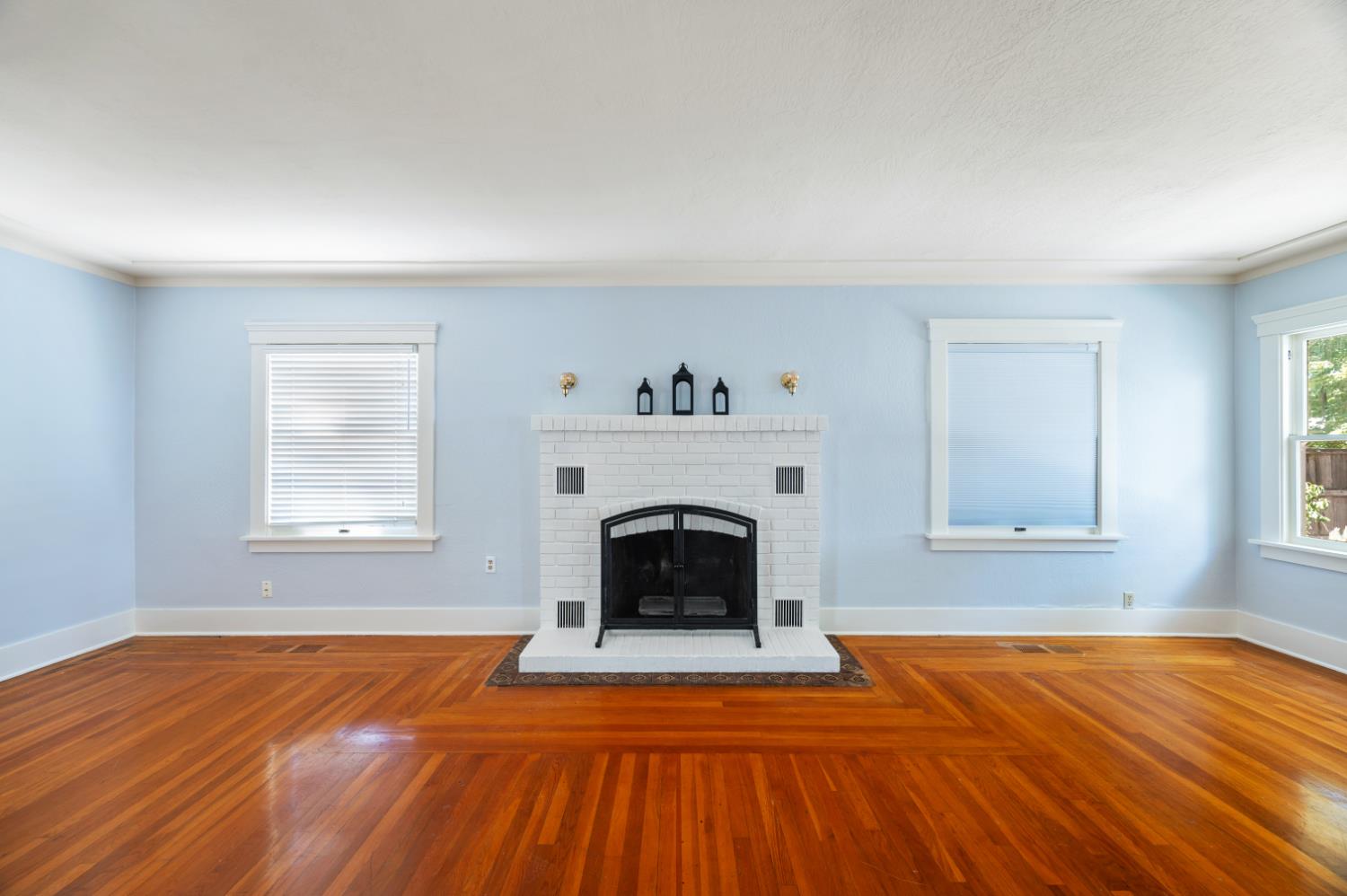332 Laurel Ave, Oakdale, CA 95361