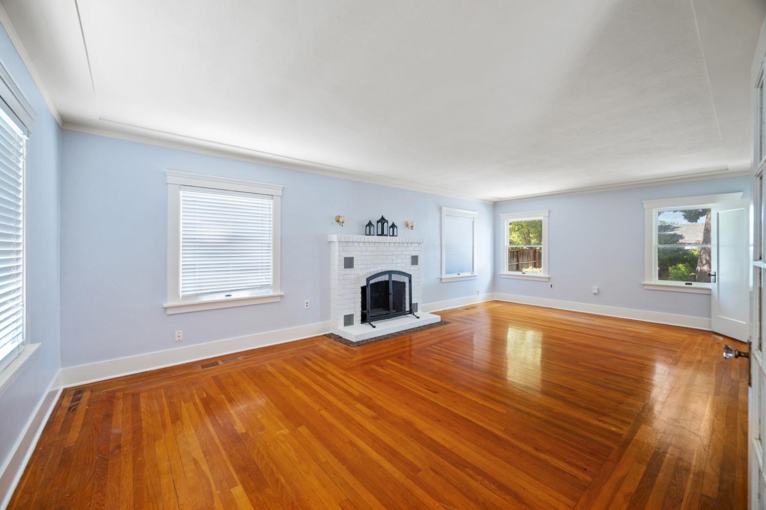 332 Laurel Ave, Oakdale, CA 95361
