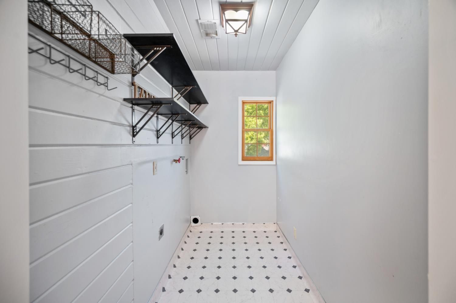 332 Laurel Ave, Oakdale, CA 95361
