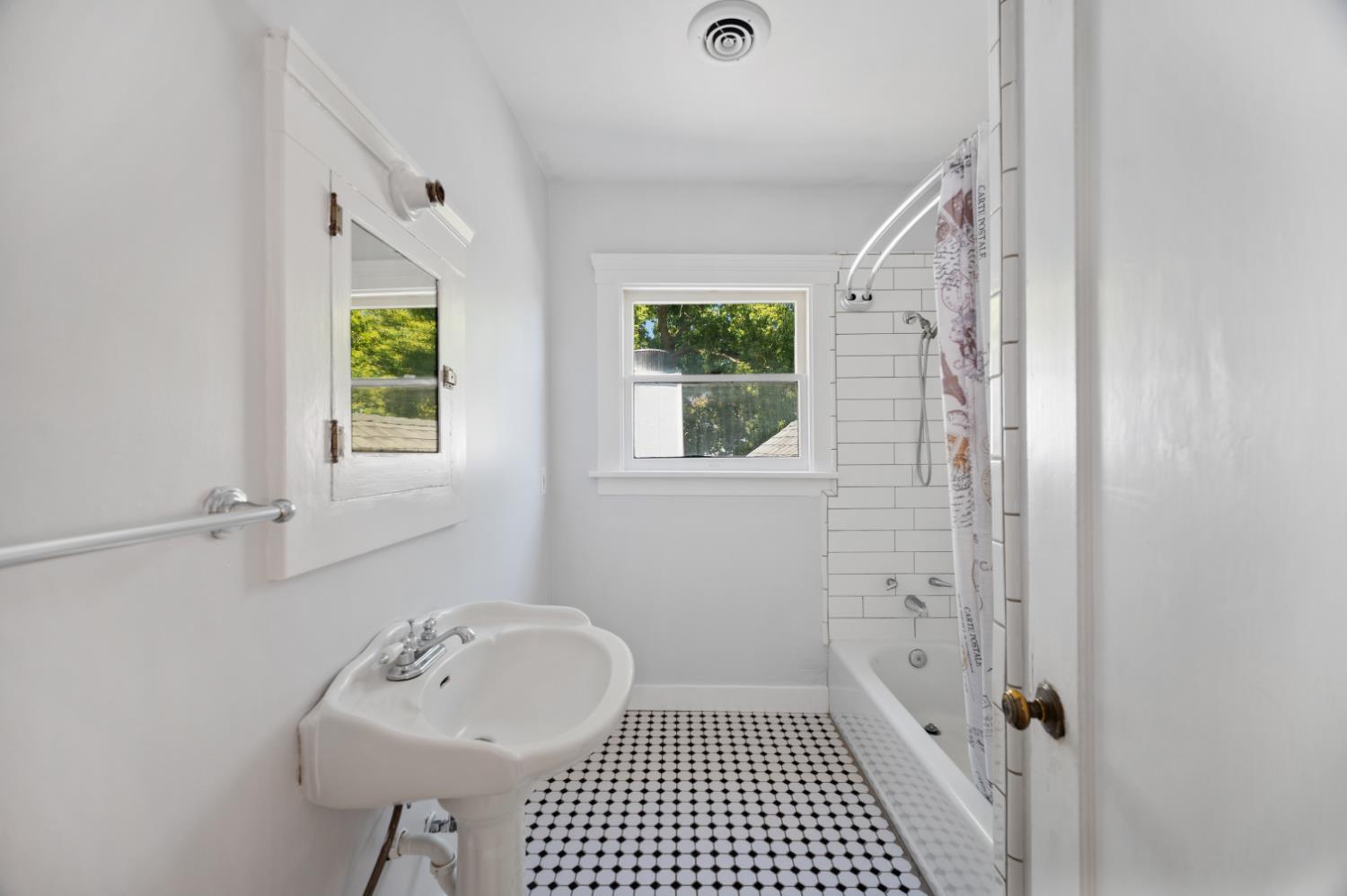 332 Laurel Ave, Oakdale, CA 95361