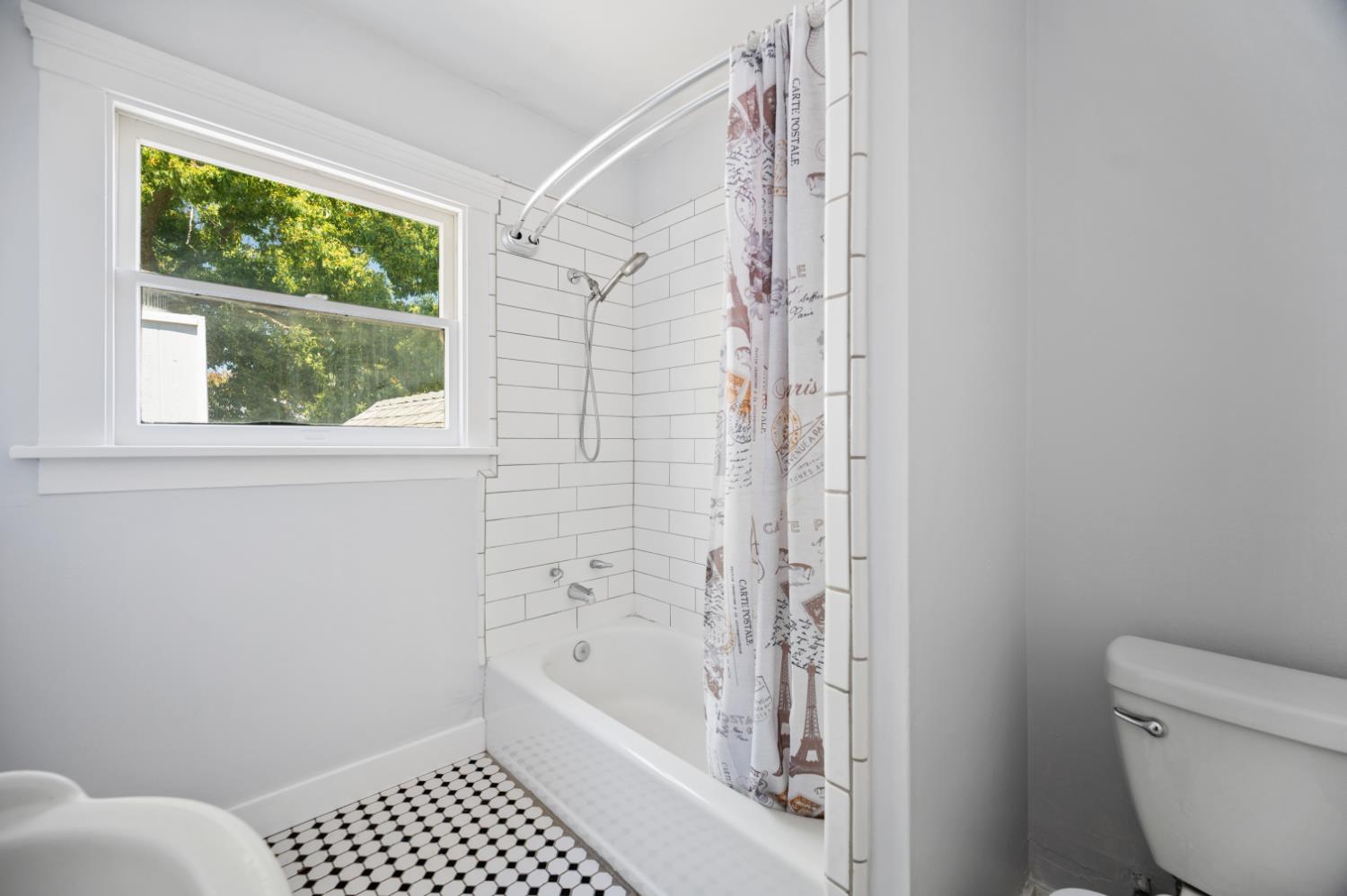332 Laurel Ave, Oakdale, CA 95361