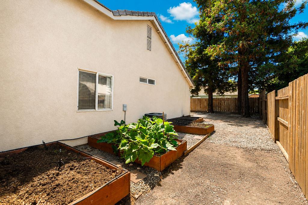 12760 Quicksilver St, Waterford, CA 95386