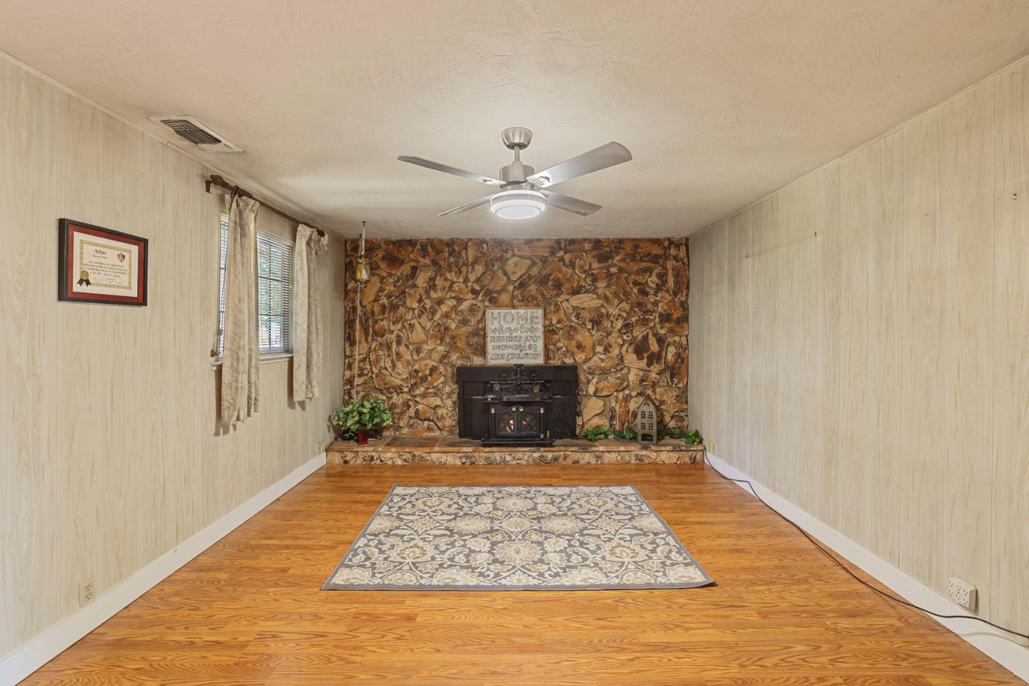 802 Pine St, Manteca, CA 95336