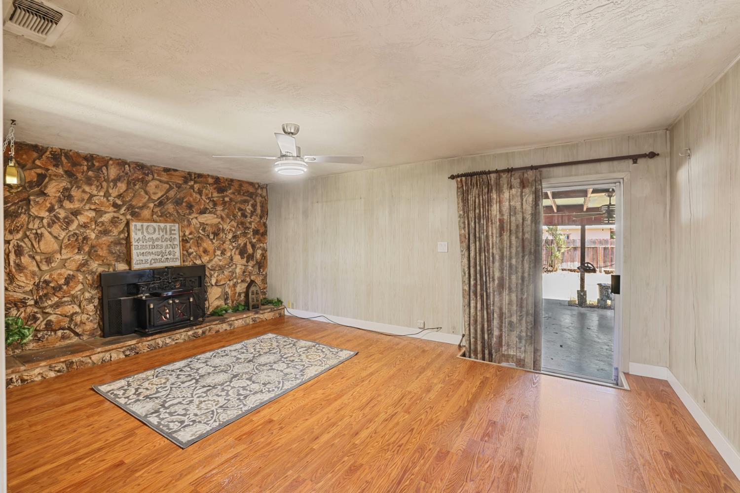 802 Pine St, Manteca, CA 95336
