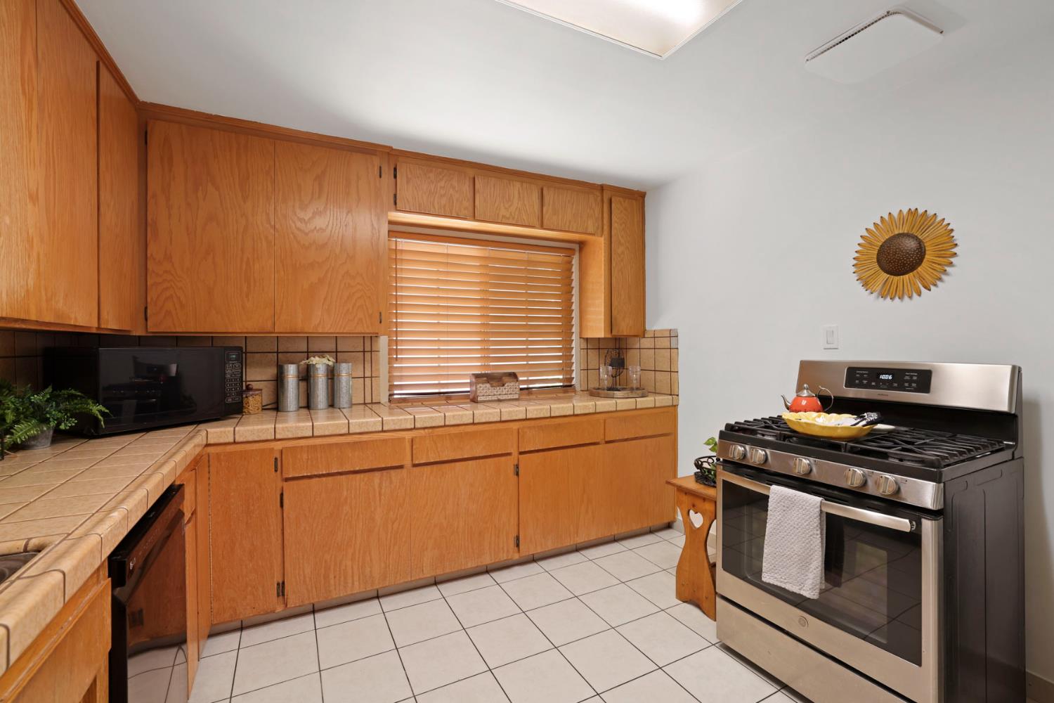 802 Pine St, Manteca, CA 95336