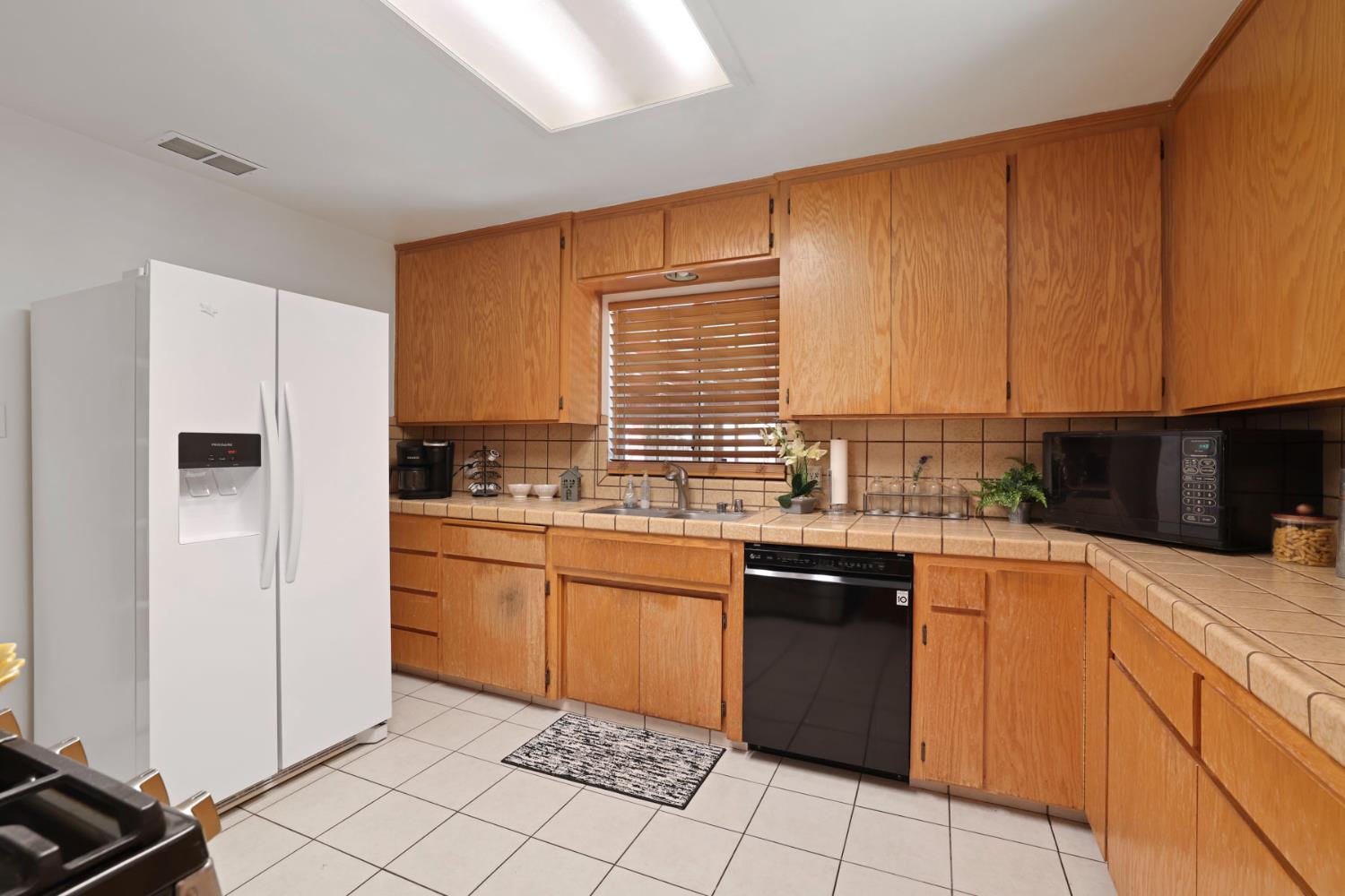 802 Pine St, Manteca, CA 95336