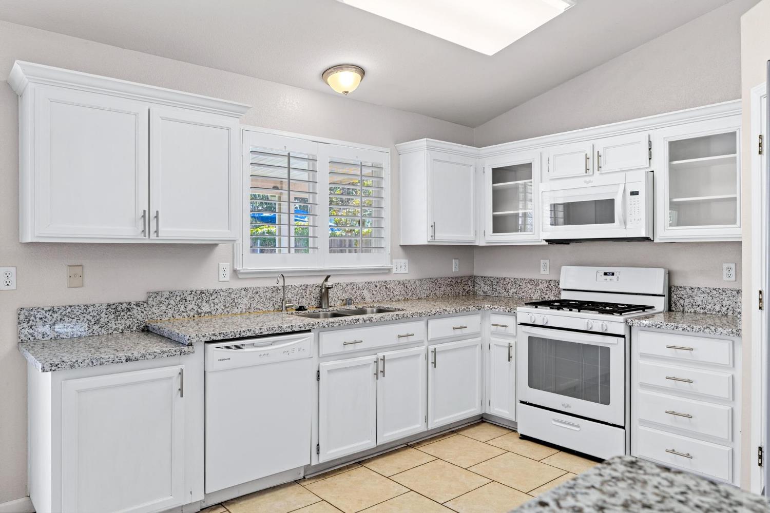 2620 Riverpark Dr, Modesto, CA 95351