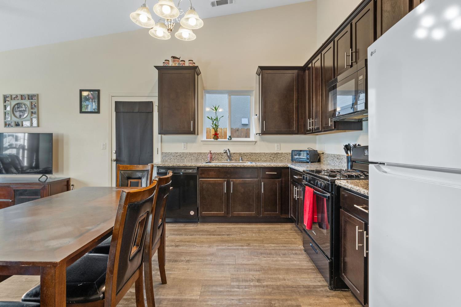 1237 E Orange St, Avenal, CA 93204