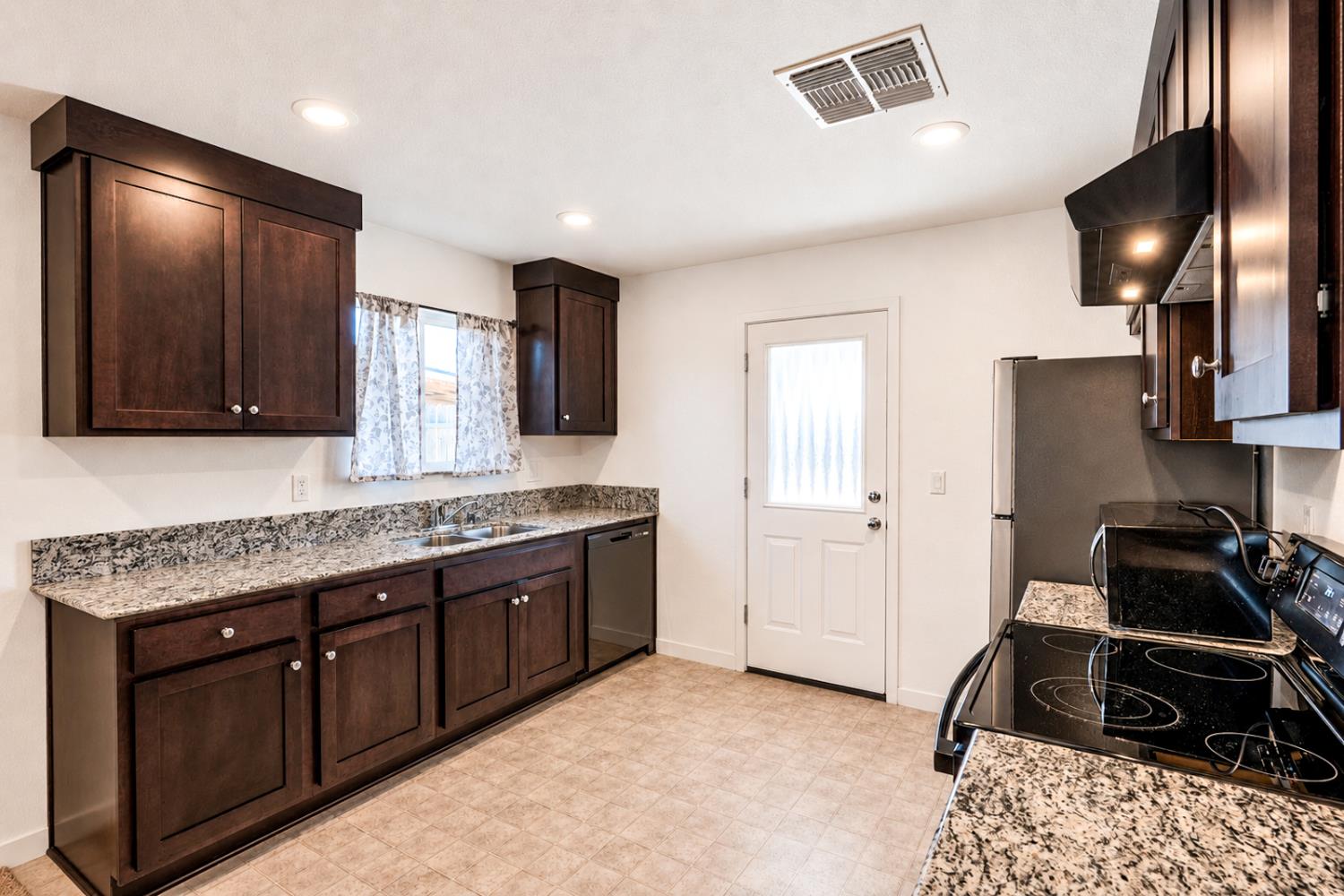 677 Mackenzie Ct, Merced, CA 95341