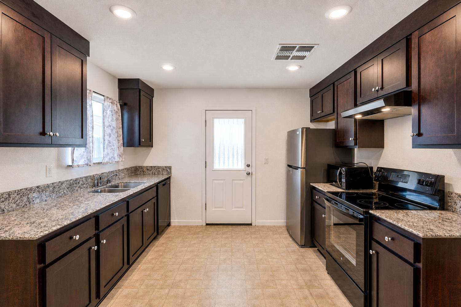 677 Mackenzie Ct, Merced, CA 95341