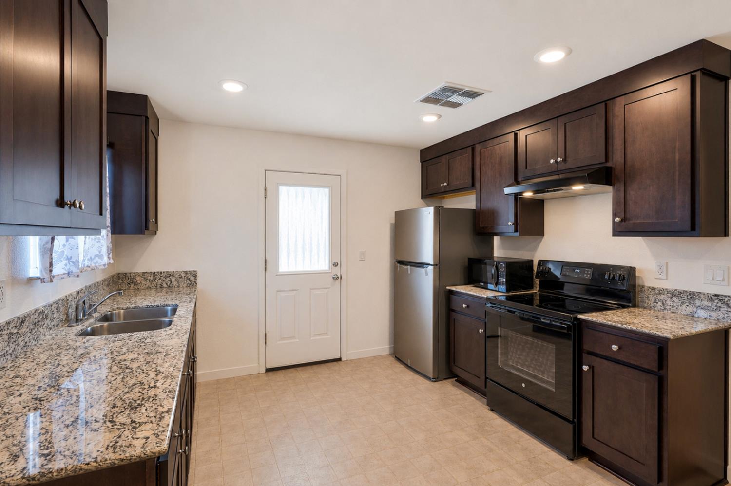 677 Mackenzie Ct, Merced, CA 95341