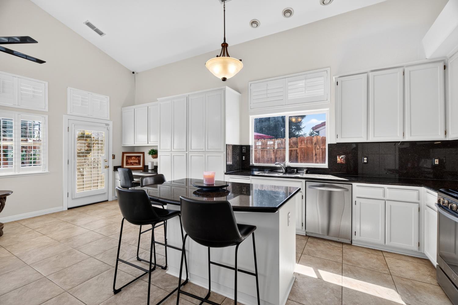 1824 Aberdeen Ct, Manteca, CA 95337