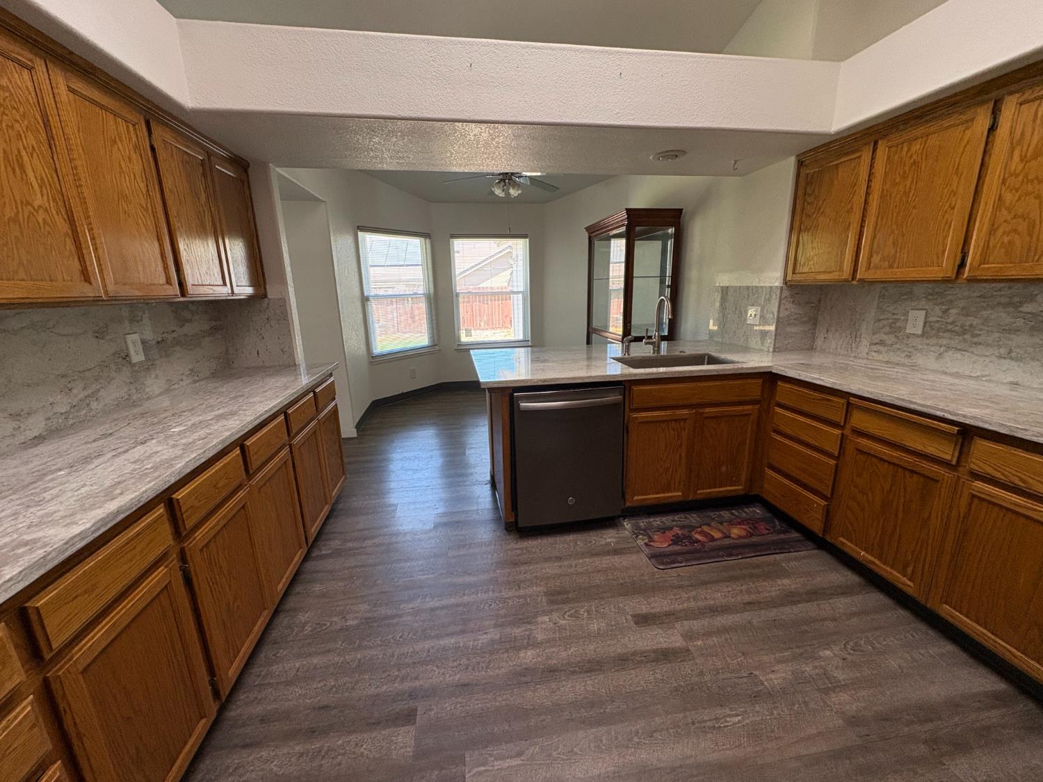 877 Mission Ridge Dr, Manteca, CA 95337